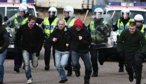 Polis jagar huliganer