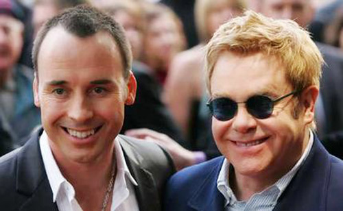 David Furnish och Elton John betalar mycket för sina bostäder