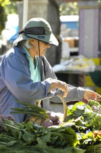shoppande pensionär